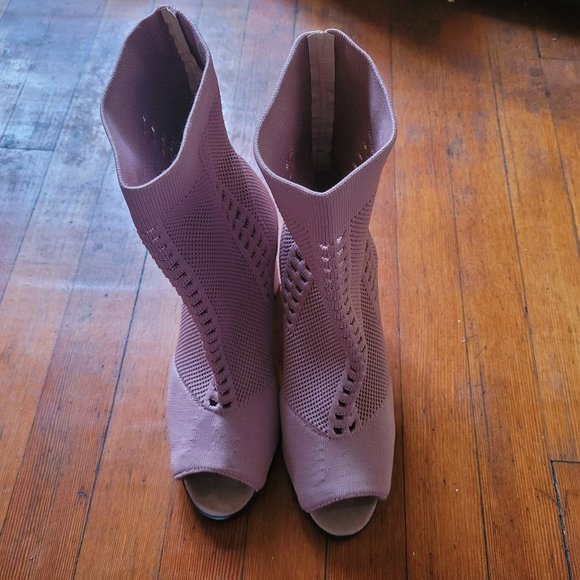 Blush Pink Knit Booties, sz 8.5 - Picture 3 of 7